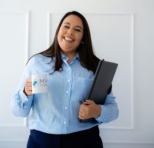 Profissional contábil sorrindo em ambiente corporativo